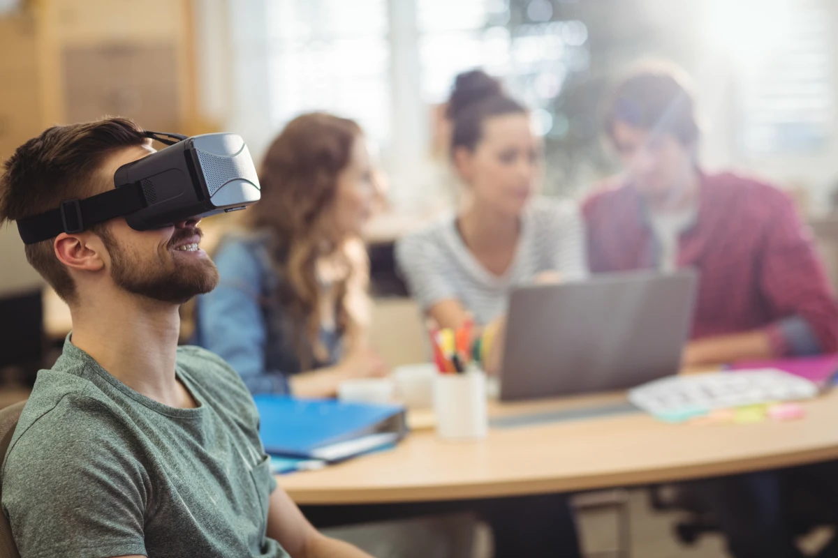 De los campus virtuales a la inteligencia artificial: dos décadas de transformación en la formación online en Cataluña